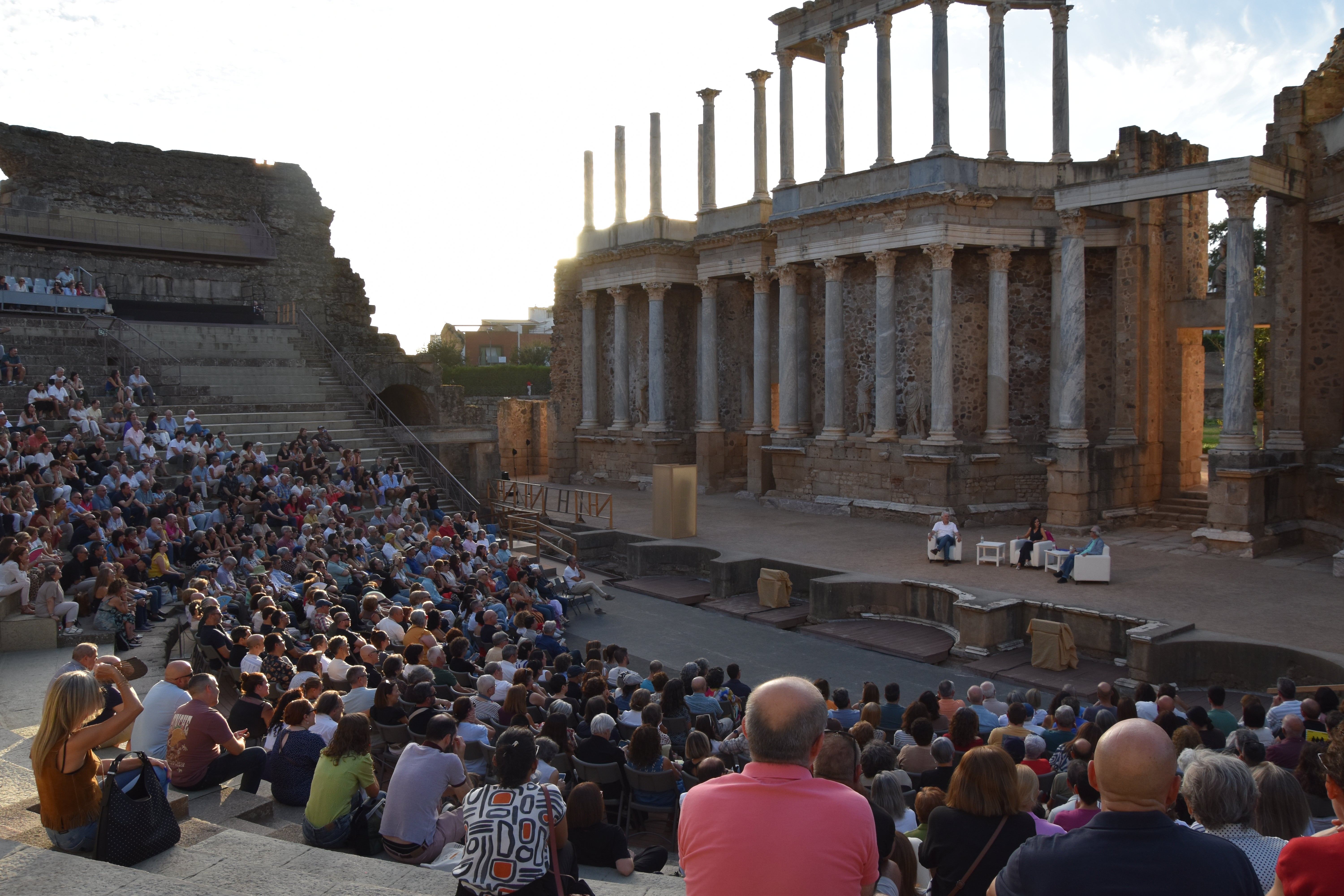 Más de mil personas asisten al encuentro literario con Juan José Millás y Juan Luis Arsuaga en el Teatro Romano de Mérida Más de mil personas asisten al encuentro literario con Juan José Millás y Juan Luis Arsuaga en el Teatro Romano de Mérida