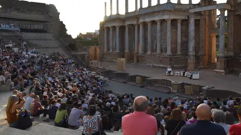 Más de mil personas asisten al encuentro literario con Juan José Millás y Juan Luis Arsuaga en el Teatro Romano de Mérida Más de mil personas asisten al encuentro literario con Juan José Millás y Juan Luis Arsuaga en el Teatro Romano de Mérida