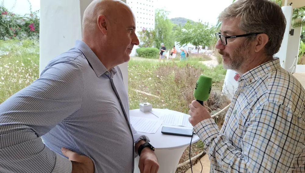Manu Gon, con José Luis Benítez, gerente de Ocio de Ibiza y director de relaciones institucionales del Grupo Palladium Manu Gon, con José Luis Benítez, gerente de Ocio de Ibiza y director de relaciones institucionales del Grupo Palladium