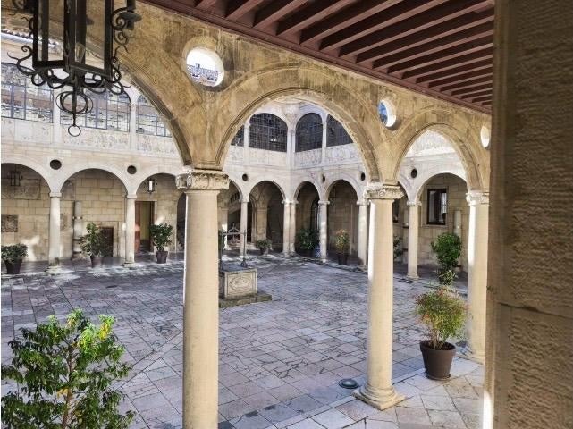 Patio del Palacio de los Guzmanes, sede de la Diputación de León Patio del Palacio de los Guzmanes, sede de la Diputación de León