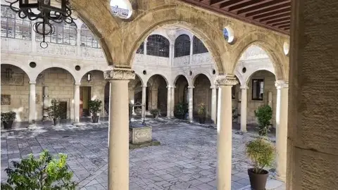 Patio del Palacio de los Guzmanes, sede de la Diputación de León Patio del Palacio de los Guzmanes, sede de la Diputación de León