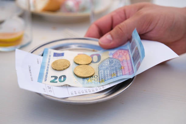 ¿Dejar propina? Solo una de cada cuatro personas entrega ese agradecimiento en bares y restaurantes. Un 15% no deja nunca ¿Dejar propina? Solo una de cada cuatro personas entrega ese agradecimiento en bares y restaurantes. Un 15% no deja nunca