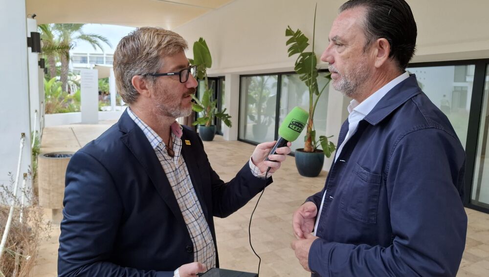 Manu Gon con Alejandro Sáenz de San Pedro
