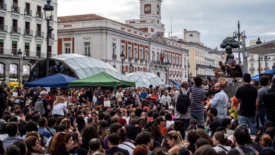 Cientos de personas acampados en la Puerta del Sol