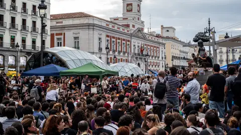 Cientos de personas acampados en la Puerta del Sol Cientos de personas acampados en la Puerta del Sol