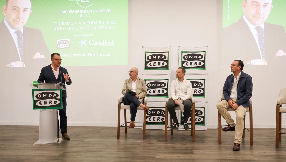 Mesa redonda con Vicent Roig, Mariano Juan y Alejandro Sáenz de San Pedro Mesa redonda con Vicent Roig, Mariano Juan y Alejandro Sáenz de San Pedro