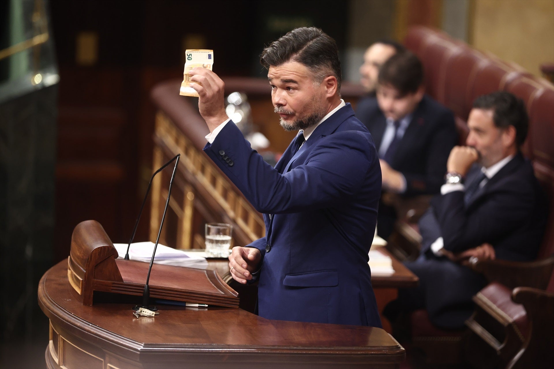 Rufián expresa sus "ganas de llorar" y los diputados se mofan de él: "Salgan a la calle a descojonarse de esto, pero sin escolta, ¿eh?" Rufián expresa sus "ganas de llorar" y los diputados se mofan de él: "Salgan a la calle a descojonarse de esto, pero sin escolta, ¿eh?"