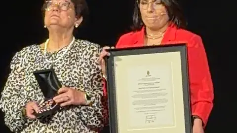 Aurora y Esther Capilla recogen la medalla de Oro a título póstumo de José Luis Capilla Aurora y Esther Capilla recogen la medalla de Oro a título póstumo de José Luis Capilla