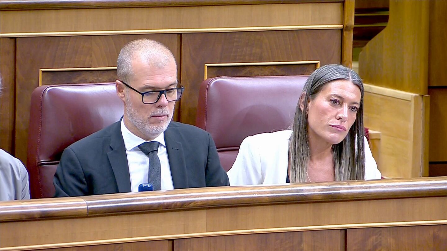 "El 90% de lo que entregaron est&aacute; en el BOE": las caras de Miriam Nogueras al reproche de Isabel Rodr&iacute;guez a Junts