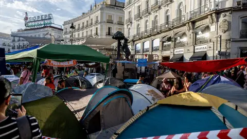 Decenas de personas acampadas, en la Puerta del Sol, a 1 de octubre de 2026, en Madrid (España) Decenas de personas acampadas, en la Puerta del Sol, a 1 de octubre de 2026, en Madrid (España)