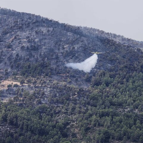 Archivo. Un avión trabaja en las labores de extinción del incendio forestal, a 16 de septiembre de 2026, en Tuéjar, Valencia.