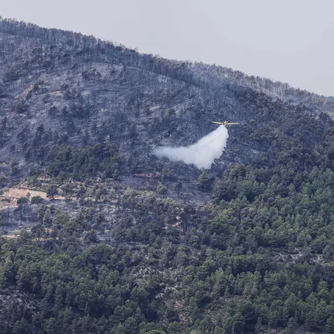 Archivo. Un avión trabaja en las labores de extinción del incendio forestal, a 16 de septiembre de 2026, en Tuéjar, Valencia.