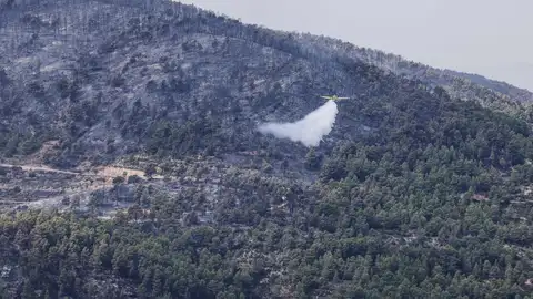 Archivo. Un avión trabaja en las labores de extinción del incendio forestal, a 16 de septiembre de 2026, en Tuéjar, Valencia. Archivo. Un avión trabaja en las labores de extinción del incendio forestal, a 16 de septiembre de 2026, en Tuéjar, Valencia.