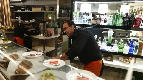 Una persona trabaja en un bar. Una persona trabaja en un bar.