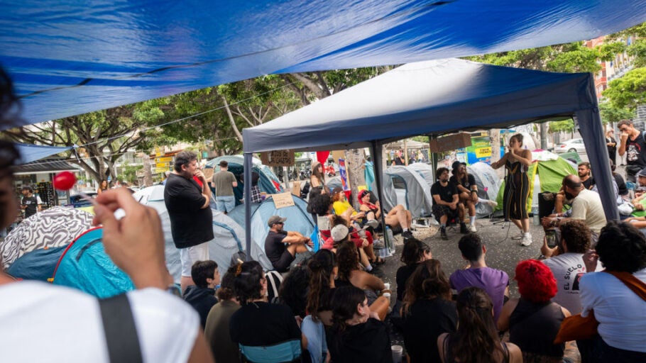 La acampada por la vivienda comenz&oacute; el mi&eacute;rcoles en Santa Cruz en La Plaza de Espa&ntilde;a , promovida por el Sindicato de Inquilinas