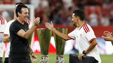 El técnico español del Aston Villa, Unay Emery (i) se saluda con el exjugador Jesús Navas durante el homenaje que ha recibido antes del inicio del encuentro amistoso, XV Trofeo Antonio Puerta, que disputan este viernes Sevilla y Aston Villa en el estadio Sánchez Pizjuán, en Sevilla. El técnico español del Aston Villa, Unay Emery (i) se saluda con el exjugador Jesús Navas durante el homenaje que ha recibido antes del inicio del encuentro amistoso, XV Trofeo Antonio Puerta, que disputan este viernes Sevilla y Aston Villa en el estadio Sánchez Pizjuán, en Sevilla.