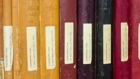 El Archivo Municipal de Villajoyosa completa la digitalización de los libros de plenario municipal manuscritos El Archivo Municipal de Villajoyosa completa la digitalización de los libros de plenario municipal manuscritos