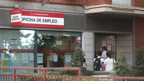 Varias personas entrando a una oficina de empleo Varias personas entrando a una oficina de empleo