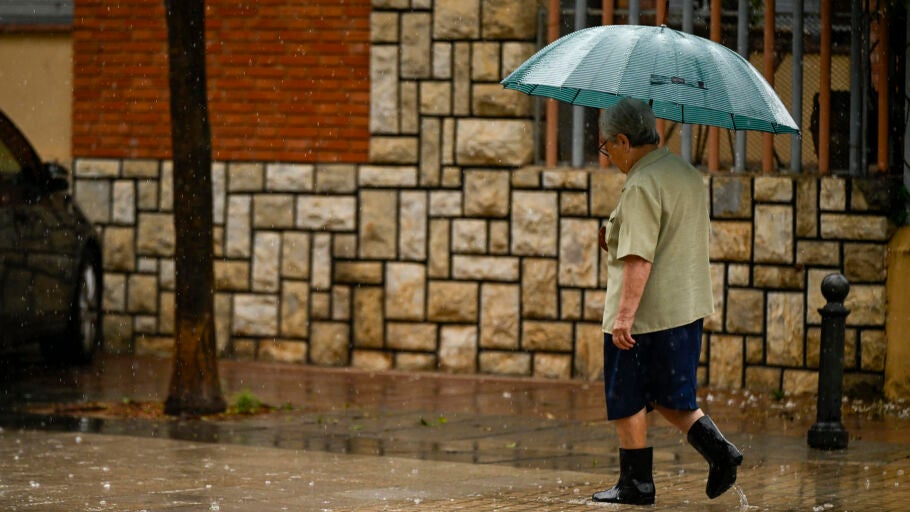 Una persona se protege de la lluvia con un paraguas