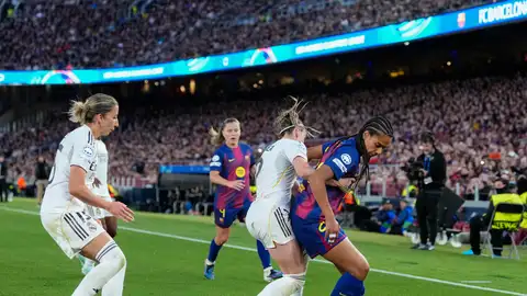La lateral del Barcelona Esmee Brugts pelea un balón con Athenea del Castillo del Real Madrid. La lateral del Barcelona Esmee Brugts pelea un balón con Athenea del Castillo del Real Madrid.