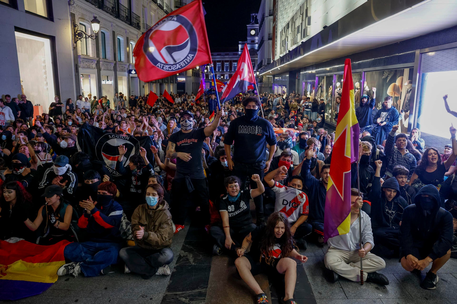 Grupos antifascistas se manifiestan este sábado en los alrededores de la Puerta del Sol de Madrid Grupos antifascistas se manifiestan este sábado en los alrededores de la Puerta del Sol de Madrid