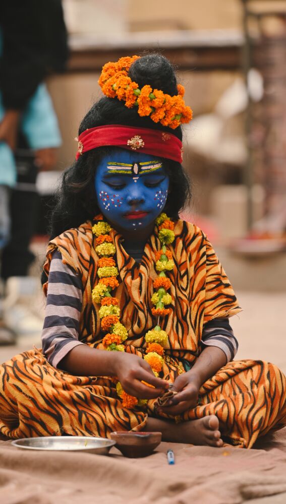 Niño pintado representando una divinidad