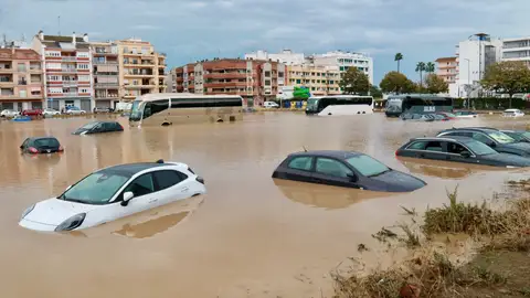 Cotxes i autobusos atrapats a l'antic camp de futbol de Malgrat de Mar Cotxes i autobusos atrapats a l'antic camp de futbol de Malgrat de Mar