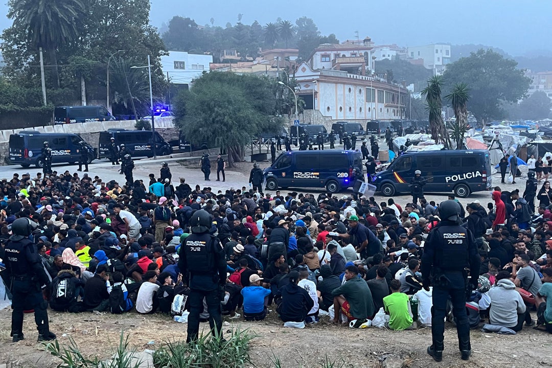 La Policía inicia el desalojo de la playa de El Trampolín La Policía inicia el desalojo de la playa de El Trampolín