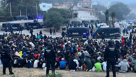 La Policía inicia el desalojo de la playa de El Trampolín La Policía inicia el desalojo de la playa de El Trampolín