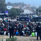 La Policía inicia el desalojo de la playa de El Trampolín
