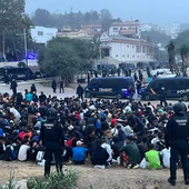 La Policía inicia el desalojo de la playa de El Trampolín La Policía inicia el desalojo de la playa de El Trampolín