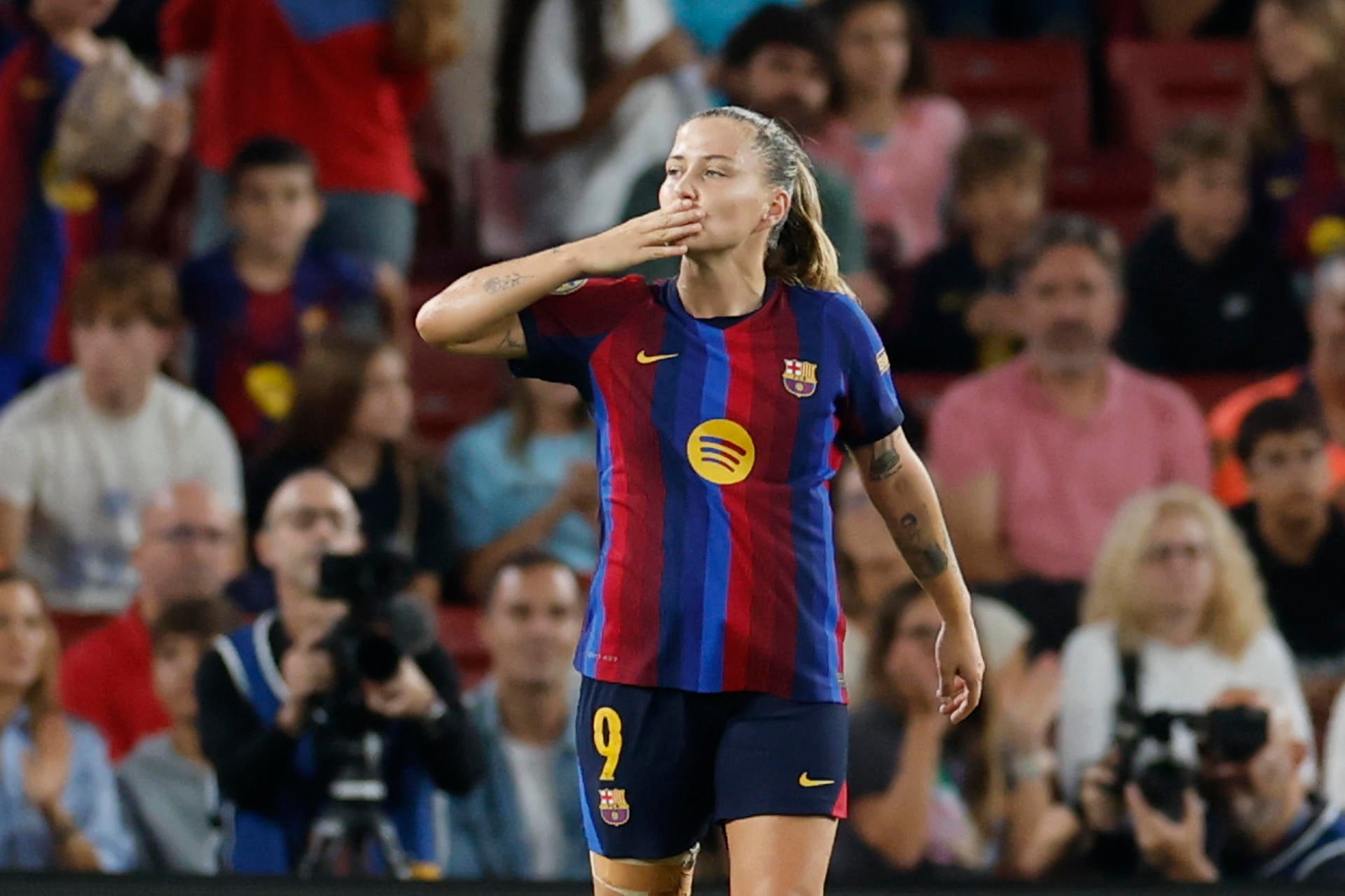 Claudia Pina celebra uno de los cuatro goles que ha anotado ante el Real Madrid Claudia Pina celebra uno de los cuatro goles que ha anotado ante el Real Madrid
