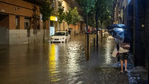 Imagen de archivo de una mujer andando en mitad de una calle inundada por las lluvias en el barrio de Bellvitge en L'Hospitalet de Llobregat (Barcelona) Imagen de archivo de una mujer andando en mitad de una calle inundada por las lluvias en el barrio de Bellvitge en L'Hospitalet de Llobregat (Barcelona)