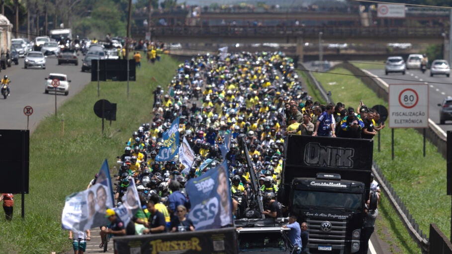 Simpatizantes del candidato a la presidencia de Brasil por el Partido Liberal, Fl&aacute;vio Bolsonaro, acompa&ntilde;an una caravana este s&aacute;bado, en Santa B&aacute;rbara d&rsquo;Oeste (Brasil). 
