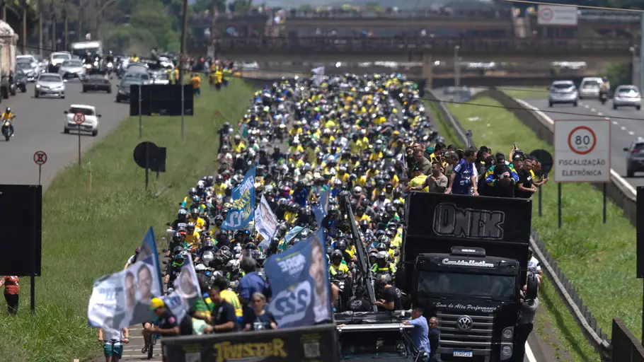 Simpatizantes del candidato a la presidencia de Brasil por el Partido Liberal, Flávio Bolsonaro, acompañan una caravana este sábado, en Santa Bárbara d’Oeste (Brasil). Simpatizantes del candidato a la presidencia de Brasil por el Partido Liberal, Flávio Bolsonaro, acompañan una caravana este sábado, en Santa Bárbara d’Oeste (Brasil).