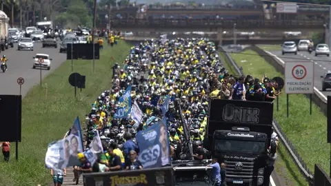 Simpatizantes del candidato a la presidencia de Brasil por el Partido Liberal, Flávio Bolsonaro, acompañan una caravana este sábado, en Santa Bárbara d’Oeste (Brasil). Simpatizantes del candidato a la presidencia de Brasil por el Partido Liberal, Flávio Bolsonaro, acompañan una caravana este sábado, en Santa Bárbara d’Oeste (Brasil).