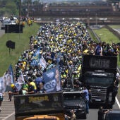 Simpatizantes del candidato a la presidencia de Brasil por el Partido Liberal, Flávio Bolsonaro, acompañan una caravana este sábado, en Santa Bárbara d’Oeste (Brasil). 