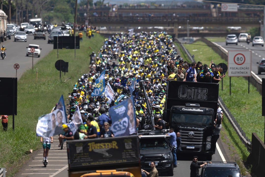 Simpatizantes del candidato a la presidencia de Brasil por el Partido Liberal, Flávio Bolsonaro, acompañan una caravana este sábado, en Santa Bárbara d’Oeste (Brasil). Simpatizantes del candidato a la presidencia de Brasil por el Partido Liberal, Flávio Bolsonaro, acompañan una caravana este sábado, en Santa Bárbara d’Oeste (Brasil).