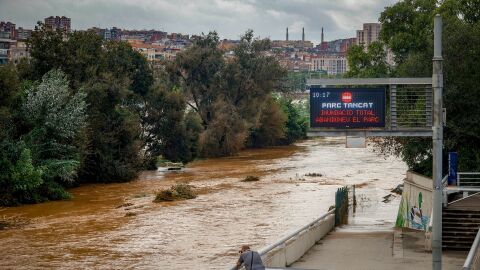 Una persona observa la crecida del río Besòs a causa de las lluvias torrenciales en Santa Coloma de Gramenet Una persona observa la crecida del río Besòs a causa de las lluvias torrenciales en Santa Coloma de Gramenet