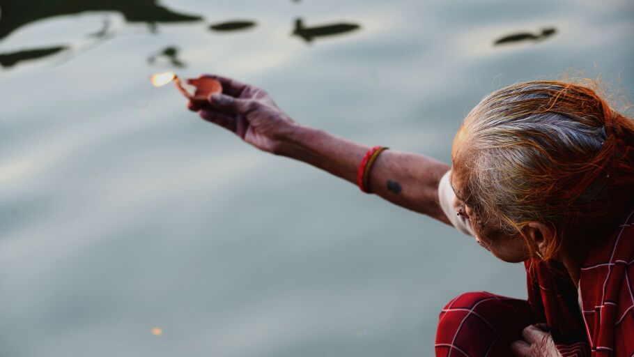Benar&eacute;s, ritual con lamparilla en el Ganges