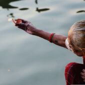 Benarés, ritual con lamparilla en el Ganges