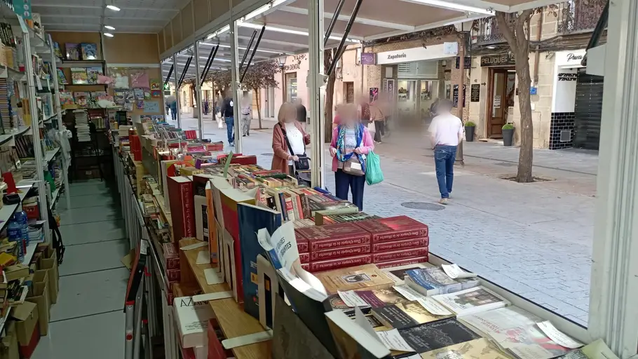 La XL edición de la Feria del Libro Antiguo y de Ocasión de Alcalá de Henares permanecerá abierta hasta el 12 de octubre Caseta de la Feria del Libro Antiguo y de Ocasión de Alcalá de Henares