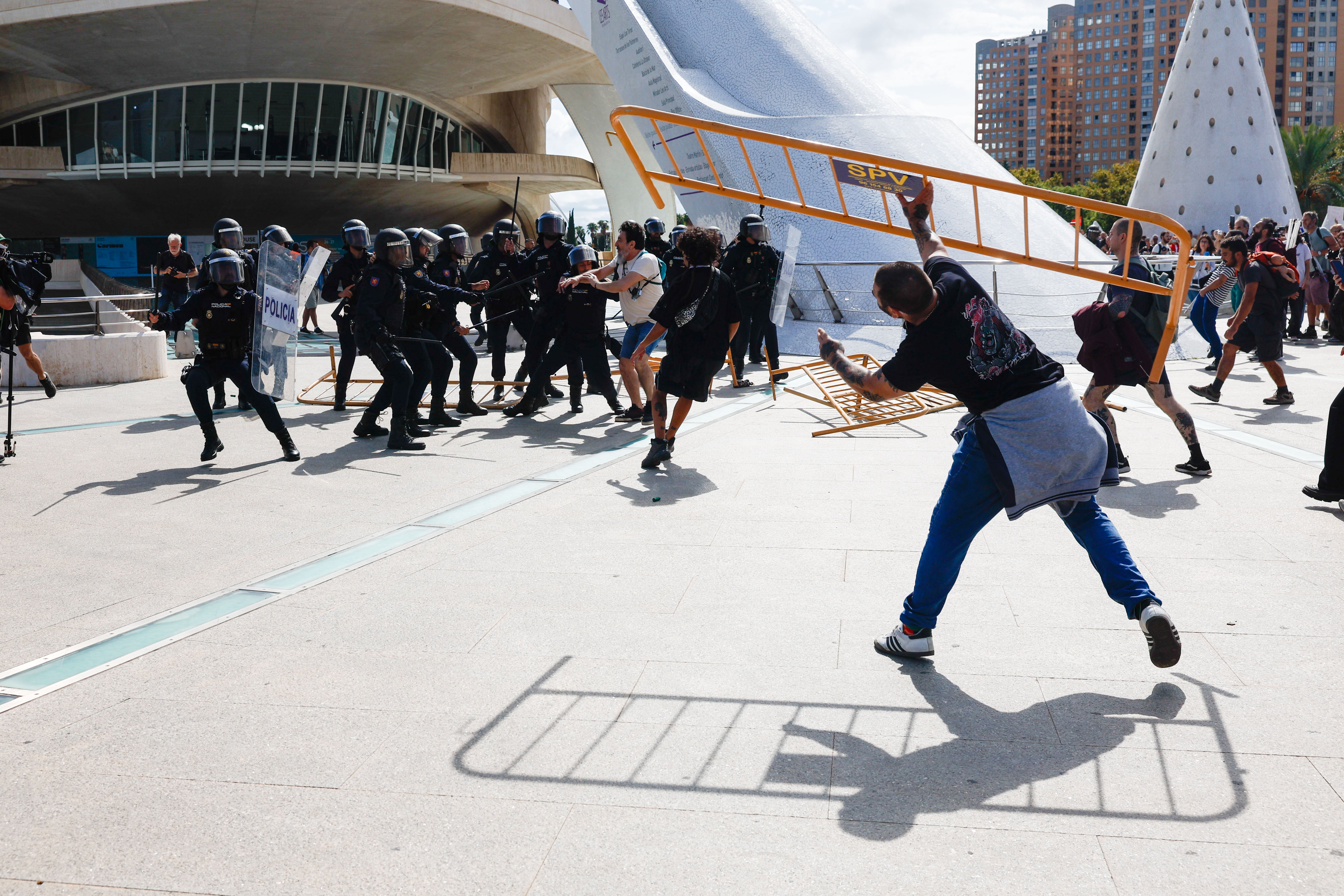 En libertad los cinco detenidos por los incidentes en la manifestación por la vivienda de València En libertad los cinco detenidos por los incidentes en la manifestación por la vivienda de València