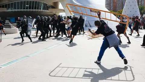 Altercados entre los agentes antidisturbios y asistentes a la manifestación por la vivienda. Altercados entre los agentes antidisturbios y asistentes a la manifestación por la vivienda.