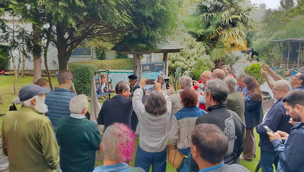 Amigos y familiares arropando el momento mas emotivo de la jornada. Amigos y familiares arropando el momento mas emotivo de la jornada.