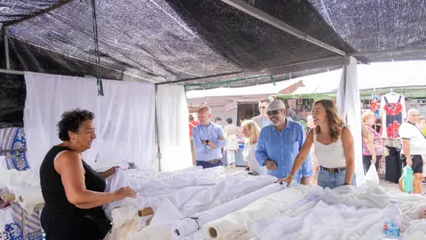 La alcaldesa, Natalia Chueca, visitó el domingo el mercado y habló con vendedores y clientes La alcaldesa, Natalia Chueca, visitó el domingo el mercado y habló con vendedores y clientes
