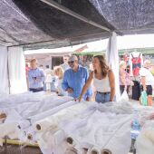 La alcaldesa, Natalia Chueca, visitó el domingo el mercado y habló con vendedores y clientes
