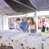 La alcaldesa, Natalia Chueca, visitó el domingo el mercado y habló con vendedores y clientes La alcaldesa, Natalia Chueca, visitó el domingo el mercado y habló con vendedores y clientes
