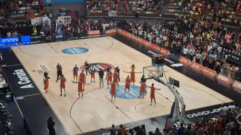 Los jugadores del Leyma Basquet Coruña celebrando la victoria ante el Surne Bilbao Primer partido como local en el Coliseum.