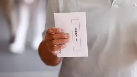 Imagen archivo de un votante yendo a las urnas en las elecciones de 2023 Imagen archivo de un votante yendo a las urnas en las elecciones de 2023